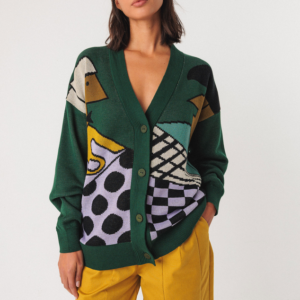 Cardigan Batirtze im Jacquard Strick Comic in der Hauptfarbe Grün mit Farbakzenten von SKFK