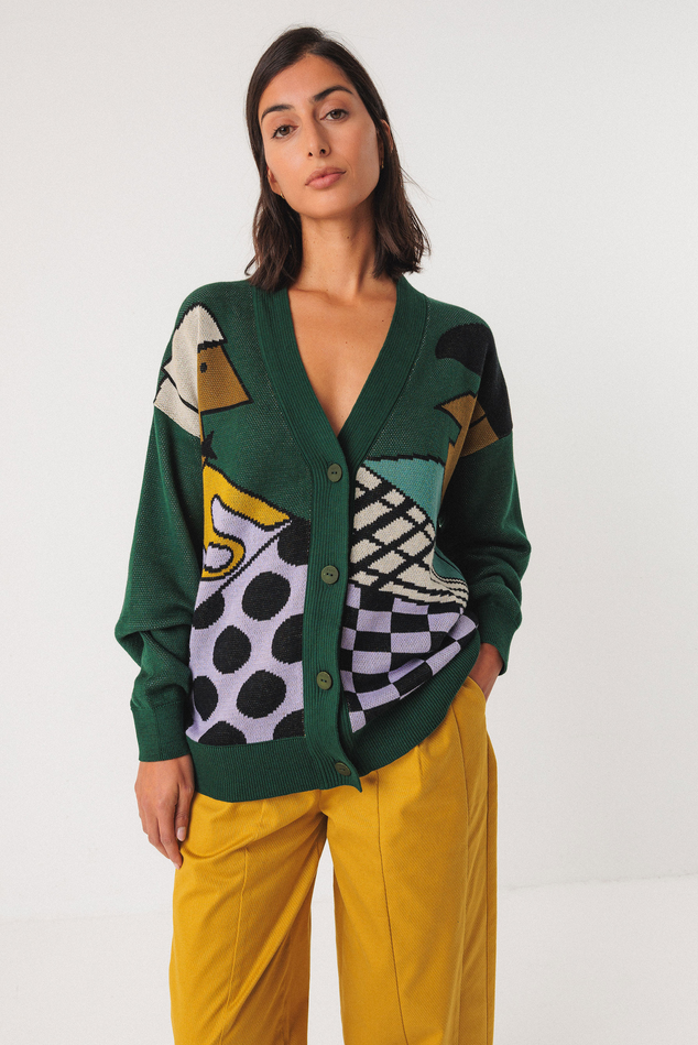 Cardigan Batirtze im Jacquard Strick Comic in der Hauptfarbe Grün mit Farbakzenten von SKFK