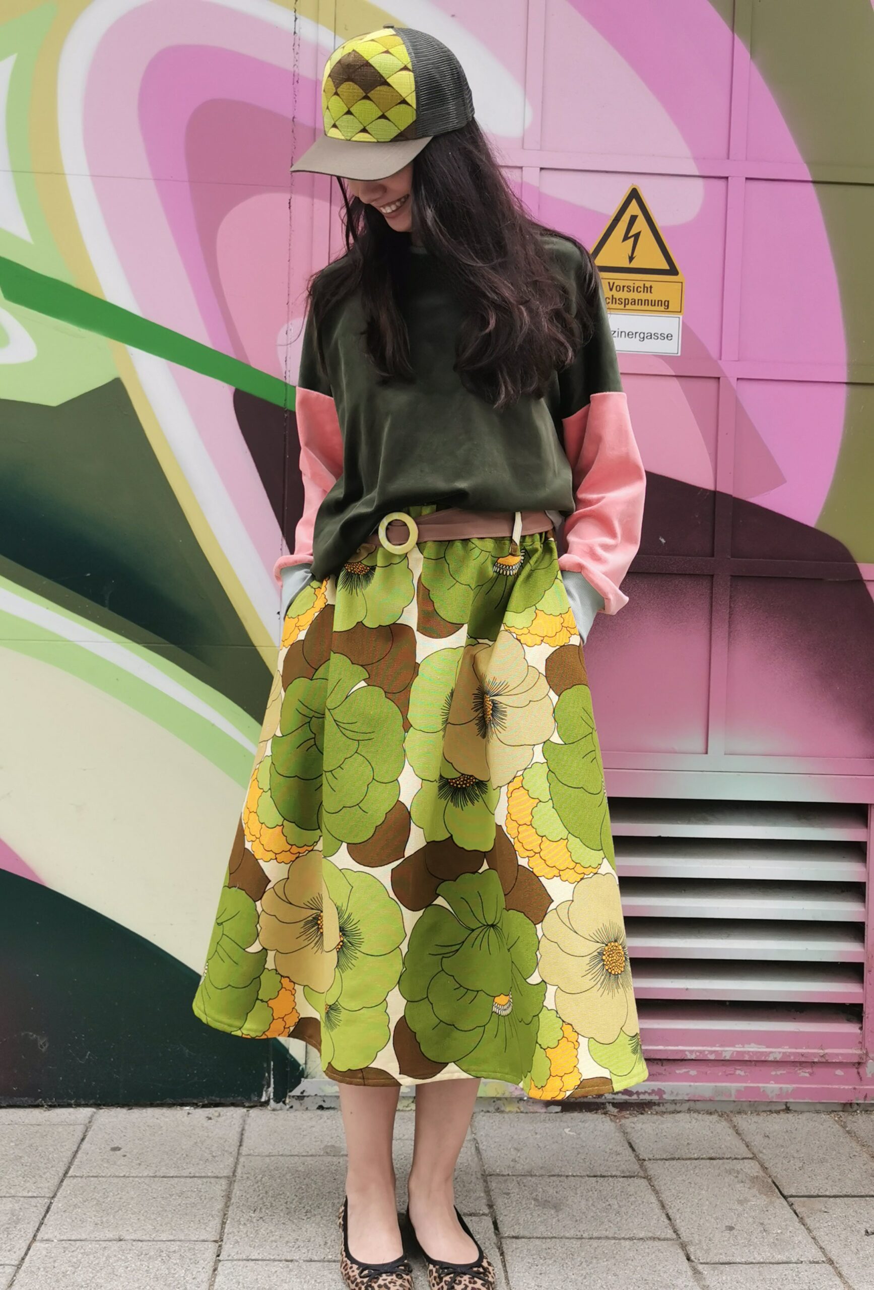 Blumiger Retro Flower Rock aus original 70ies Stoff in den Farben grün und senf von Fräulein Prusselise