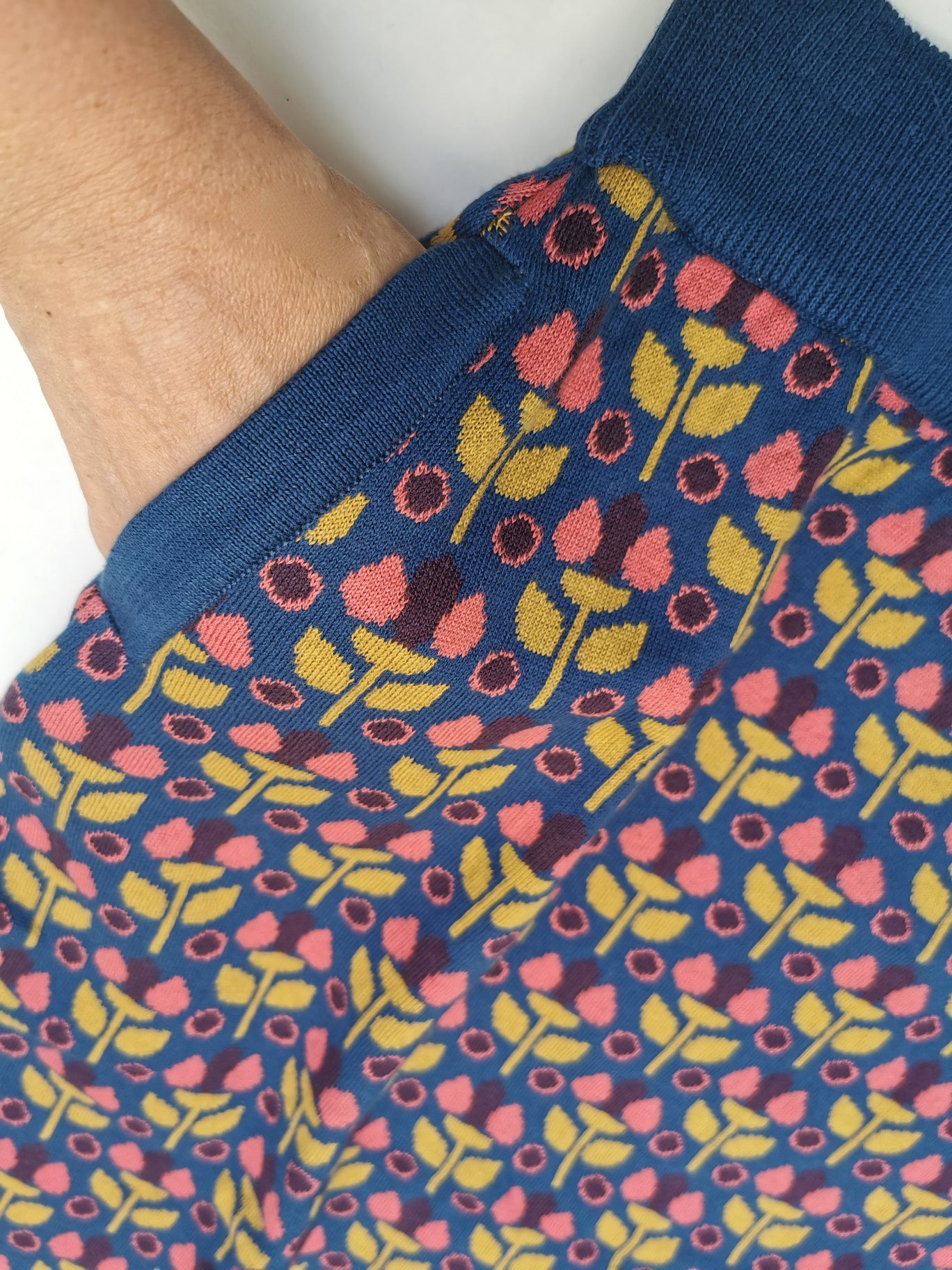 Weicher Rock in Garden Muster in den Farben blau und rosa von About Betty