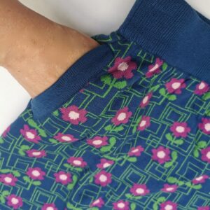 Weicher Rock im Wallflower Muster in den Farben blau und fuchsia von About Betty