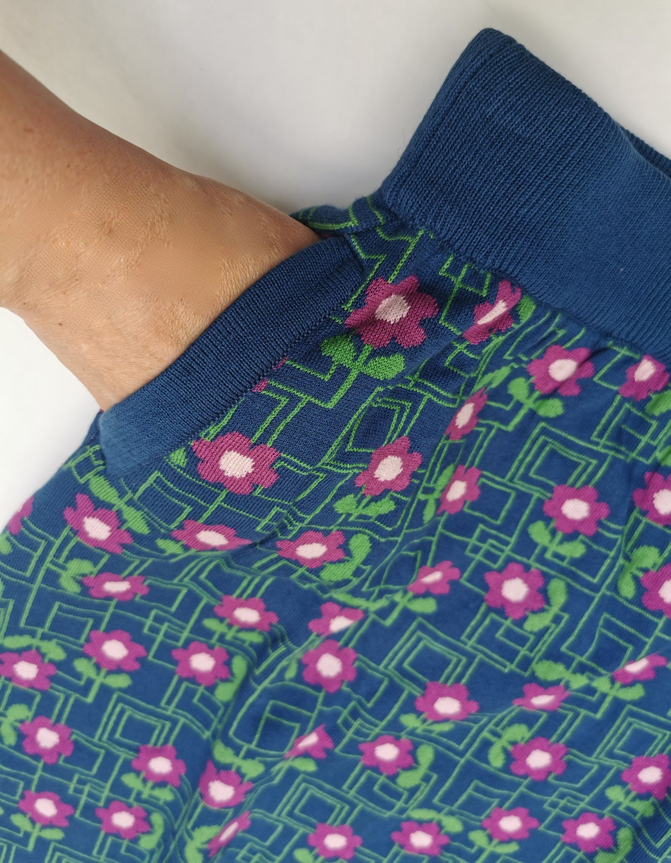 Weicher Rock im Wallflower Muster in den Farben blau und fuchsia von About Betty