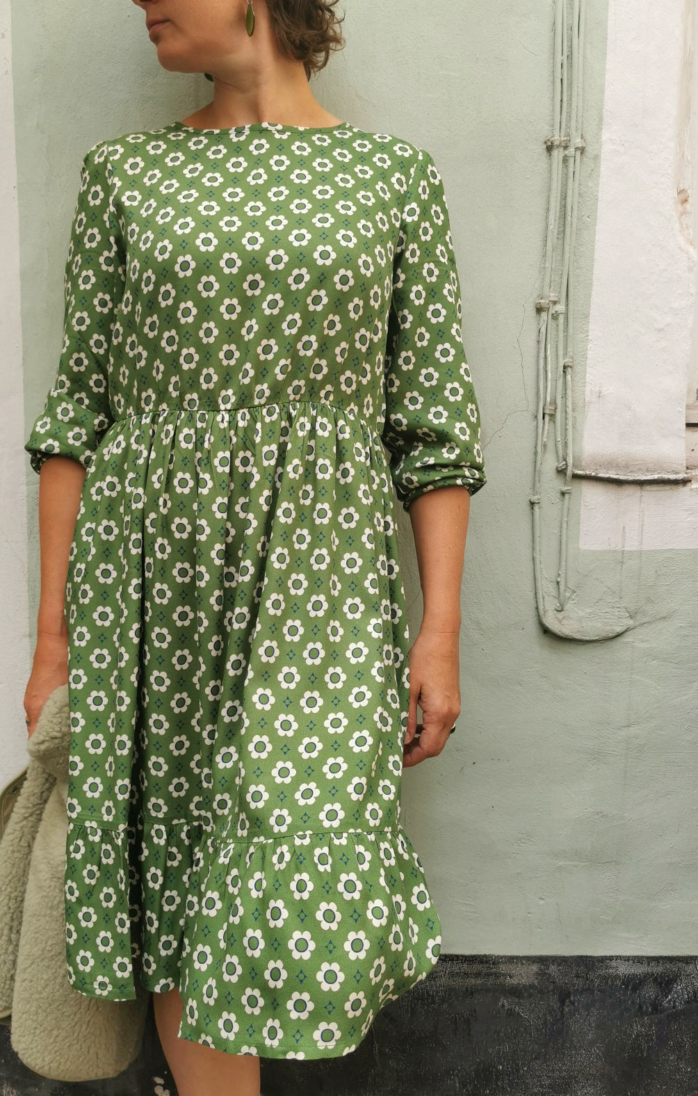 Fließendes Kleid im Floral Tile Muster von About Betty